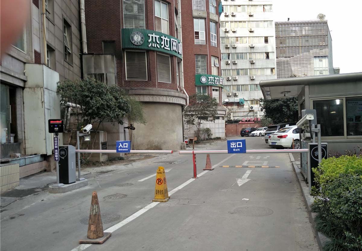 可靠的智能停北京车牌识别厂家场管理体系是能够在极端天气环境下正常运行的